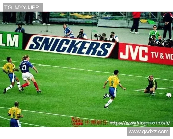 去年夺冠的足球明星背后的故事与荣耀之路 去年夺冠的足球明星背后的故事与荣耀之路